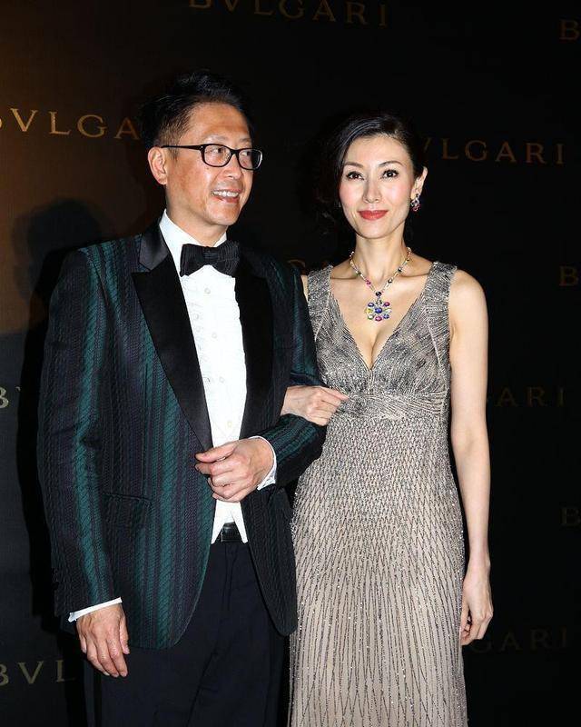 魅力|50岁李嘉欣与老公同框，穿露背礼服裙S身形尽显，不愧是豪门阔太