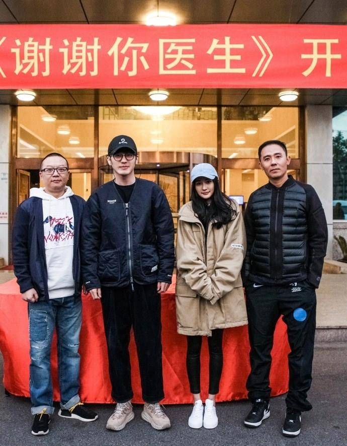 slay|杨幂现身看秀slay全场，罕见连体短裤配6259过膝靴，把风头都抢了