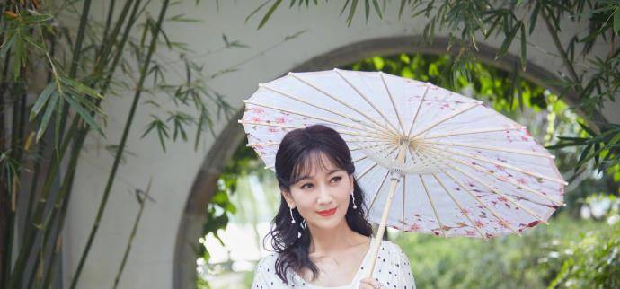 卷发|中年女性都爱的卷发、为什么显老气？这一点不注意，别怪显老10岁
