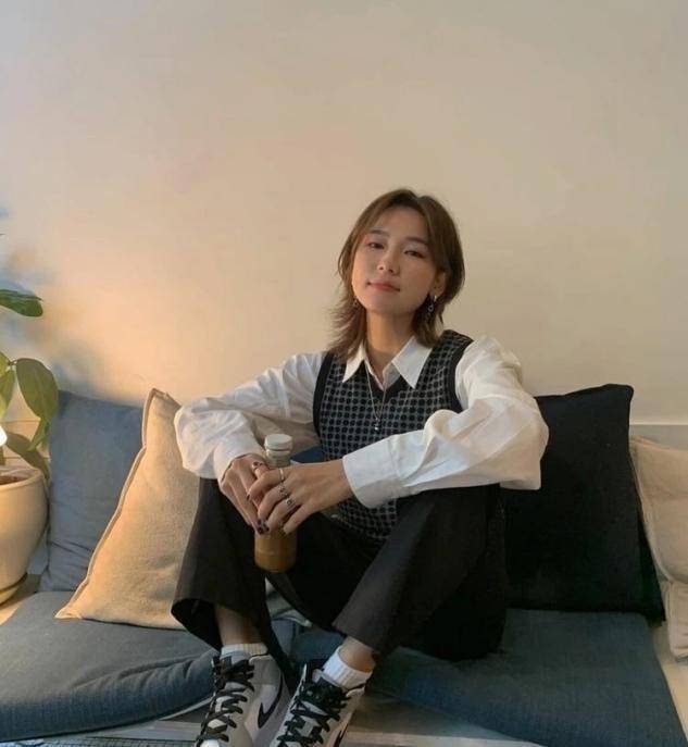 颜色|会穿的女人很少选阔腿裤了，今年流行的是“吸烟裤”，显瘦又显高