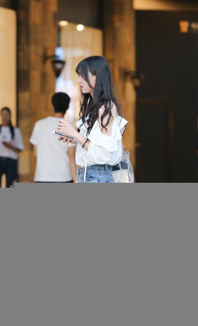 显得|高贵优雅的打底裤装扮更添清纯美感，如花美眷神采迷人，透气舒适