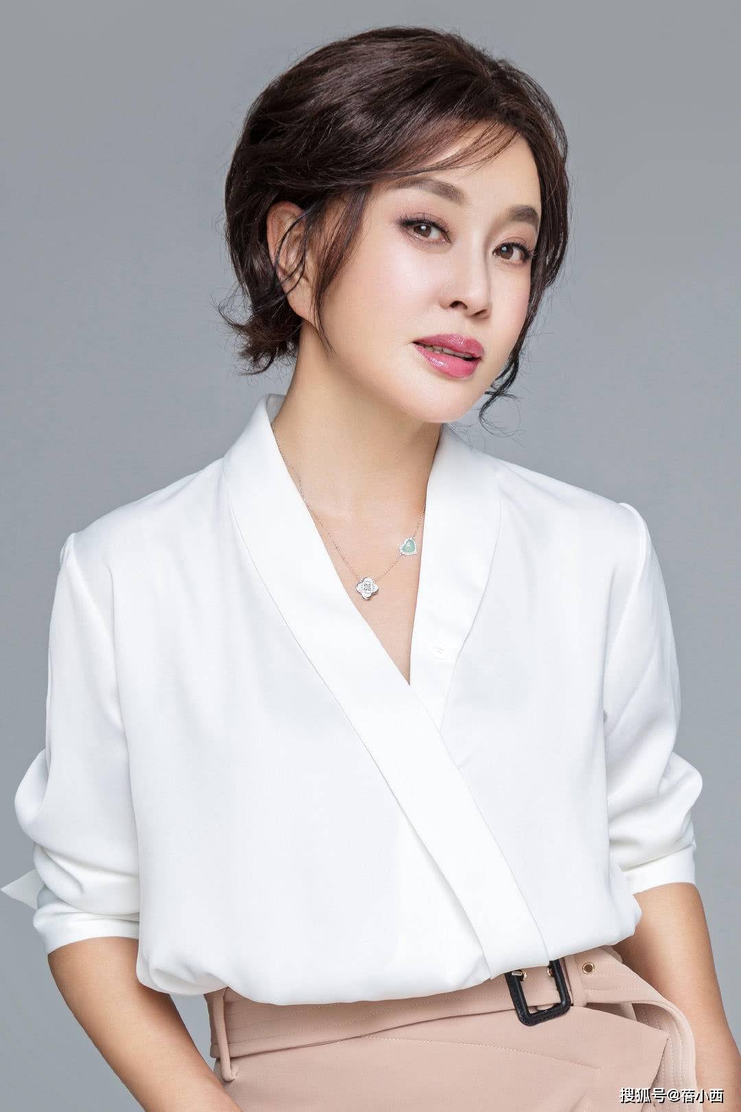 黑色|刘晓庆完全忽略了奶奶的年龄，成功秀出“傲人”身材，穿搭好惊艳