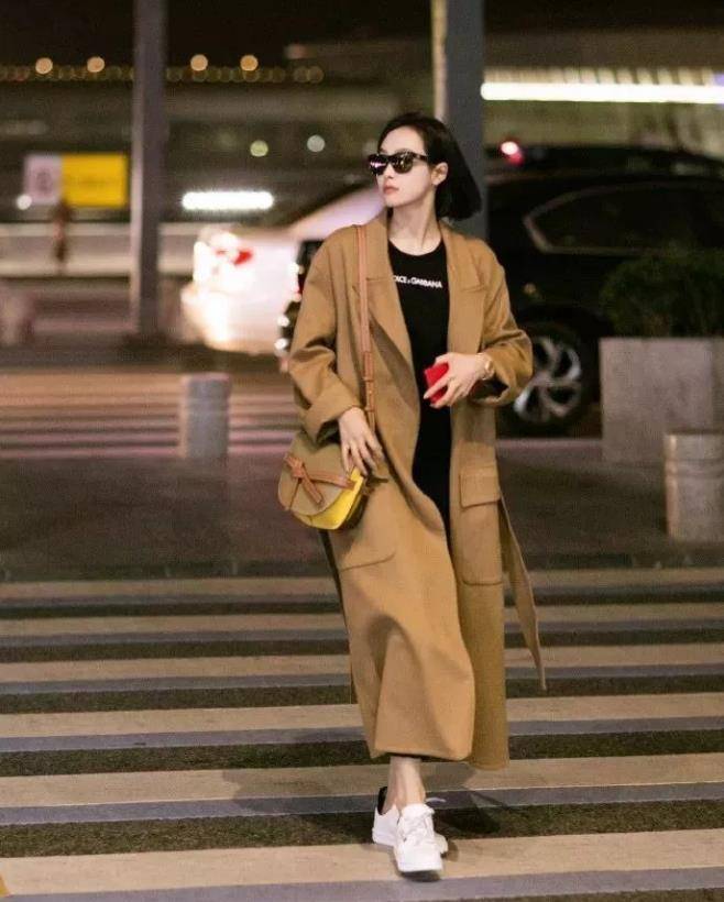 黑色|三木又把“驼色大衣”带火了,这样来搭,时髦保暖又显贵,真美