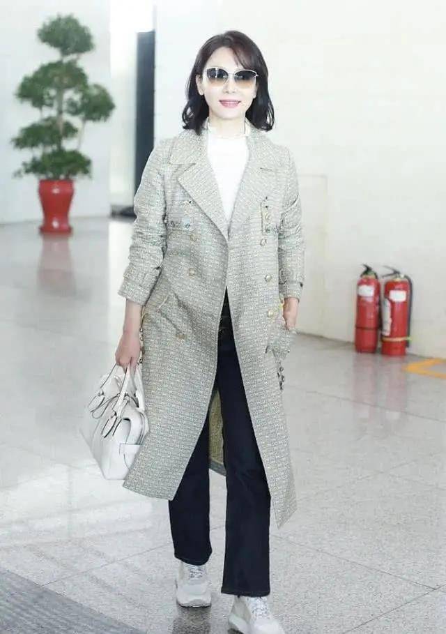 整体|奔四的女人尽量不要风衣配打底裤，学陈数这样穿，谁穿谁好看