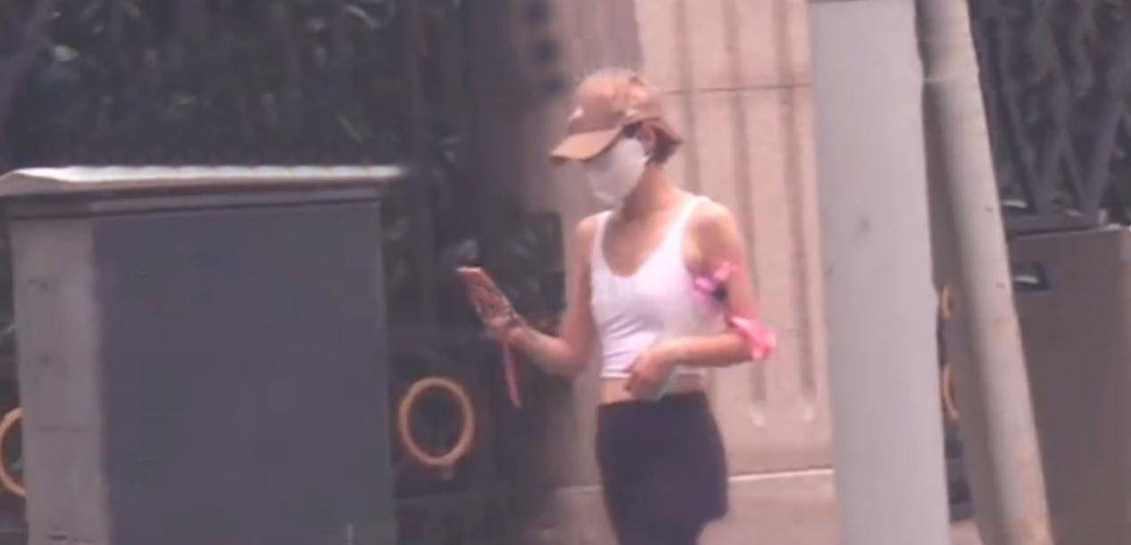 马伊琍|马伊琍罕见出街,穿运动背心肩窄背薄毫无赘肉,身材苗条哪像45岁