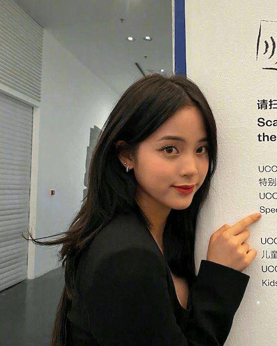 卫衣|欧阳娜娜太会打扮了！轻熟女气质抢镜，长发飘飘好漂亮
