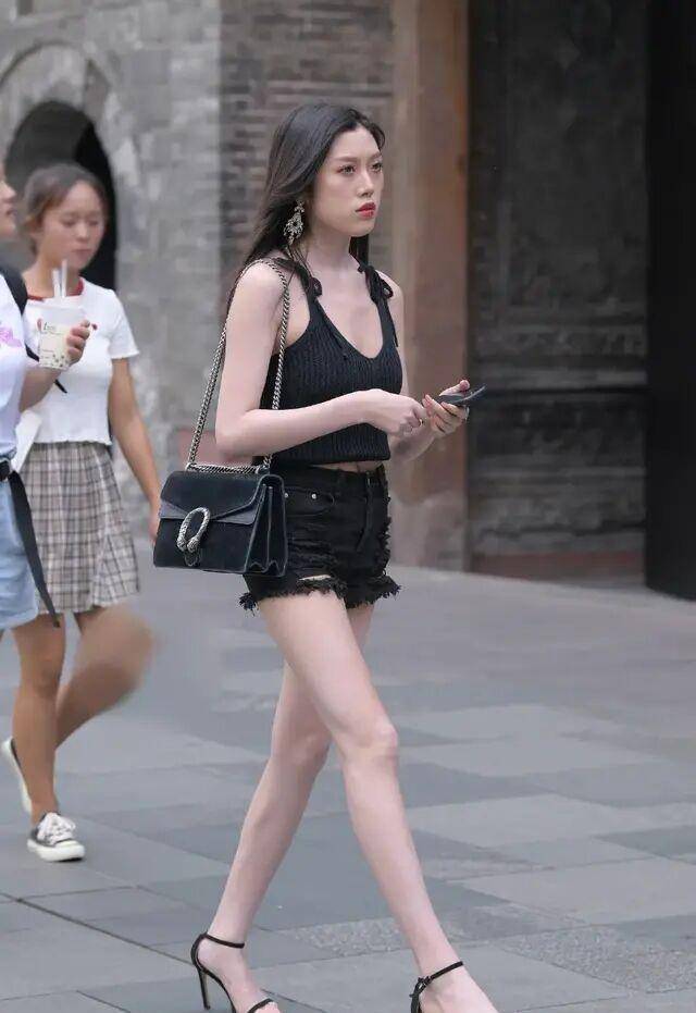 高跟鞋|黑色细跟高跟鞋搭灰色牛仔短裤,秒变大长腿,展现完美黄金比例