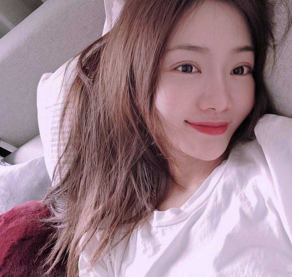 身材|邓家佳单身后变年轻，T恤配红唇自拍太少女，27岁“小姨妈”上线