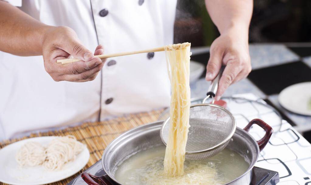 方法|煮面条,不要直接开水下锅,店老板给你支两招,面条爽滑又筋道