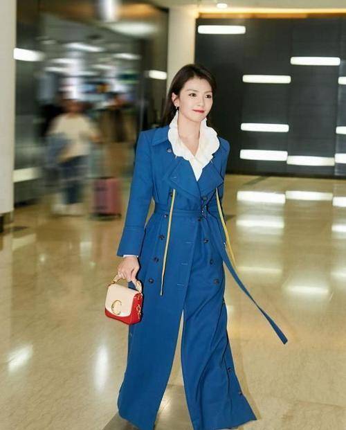 身材|女明星穿蓝色大衣配现身，霸总范儿十足，轻松展现女神范