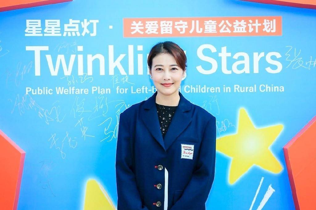 驾驭者|54岁周海媚遛狗太惊艳，公主裙配渔夫帽穿出少女感，比95后还要年轻