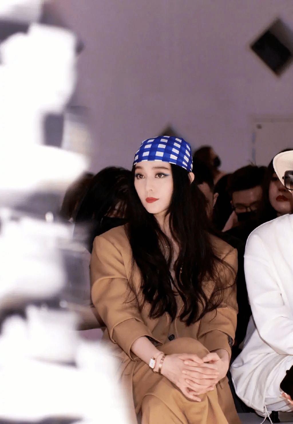 范冰冰|范冰冰才是“骨相美”，蓝色格纹头巾配卡其西装，高级又洋气