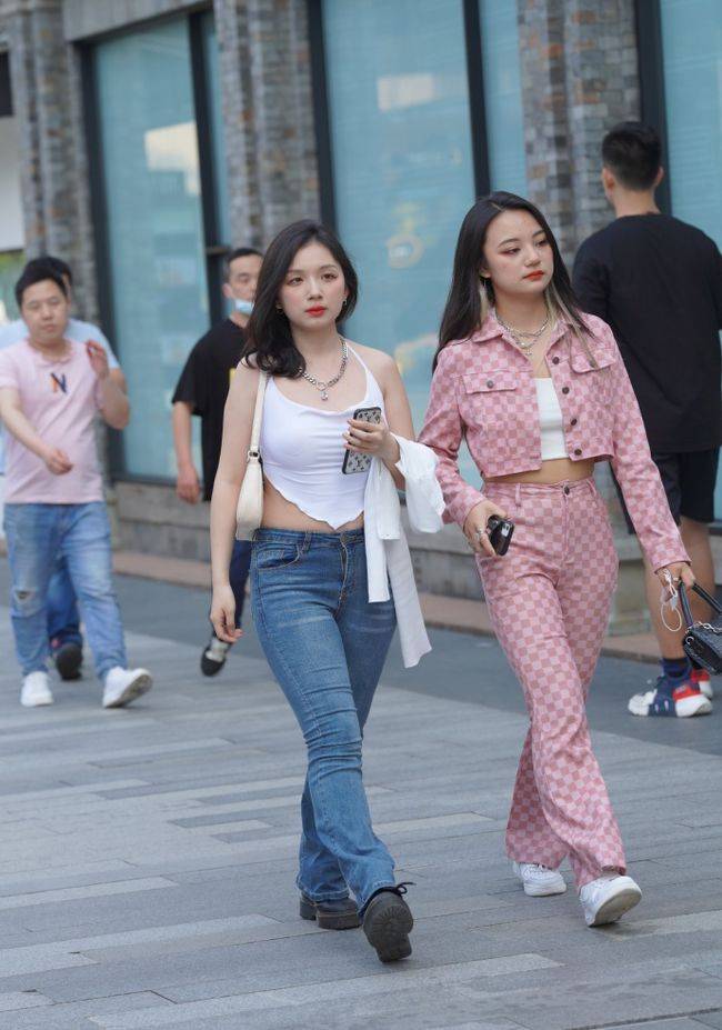 女士|吊带真的是爱美女士的“神器”,既能让造型好看,又清凉舒适!