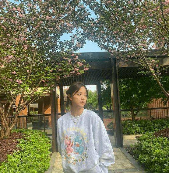 卫衣|欧阳娜娜太会打扮了！轻熟女气质抢镜，长发飘飘好漂亮