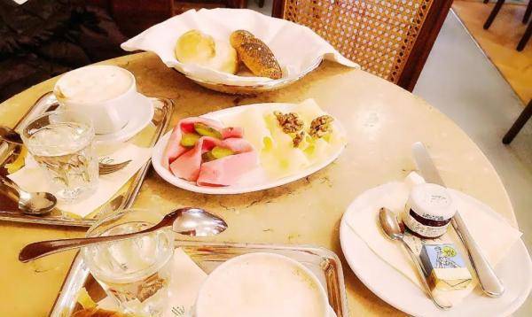 披萨|海外旅行时吃到的美食，色泽诱人，美味可口，让人念念不忘