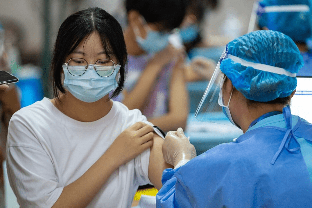 传播|非典和新冠同属冠状病毒，非典无疫苗但已消失，新冠却更加猖獗？