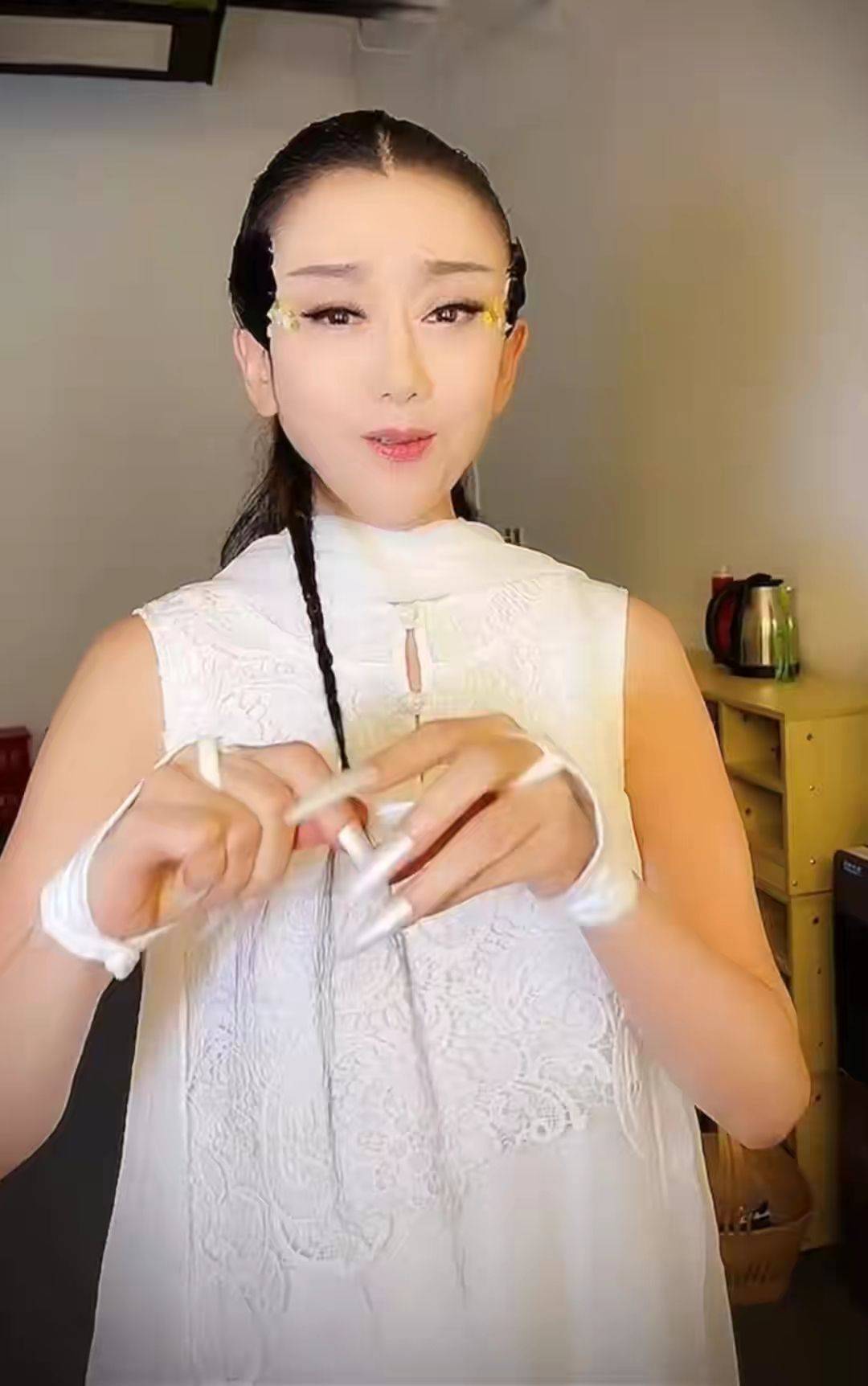 皱纹|杨丽萍老了却不敢素颜，录视频脸磨的没点皱纹，该面对现实了吧！