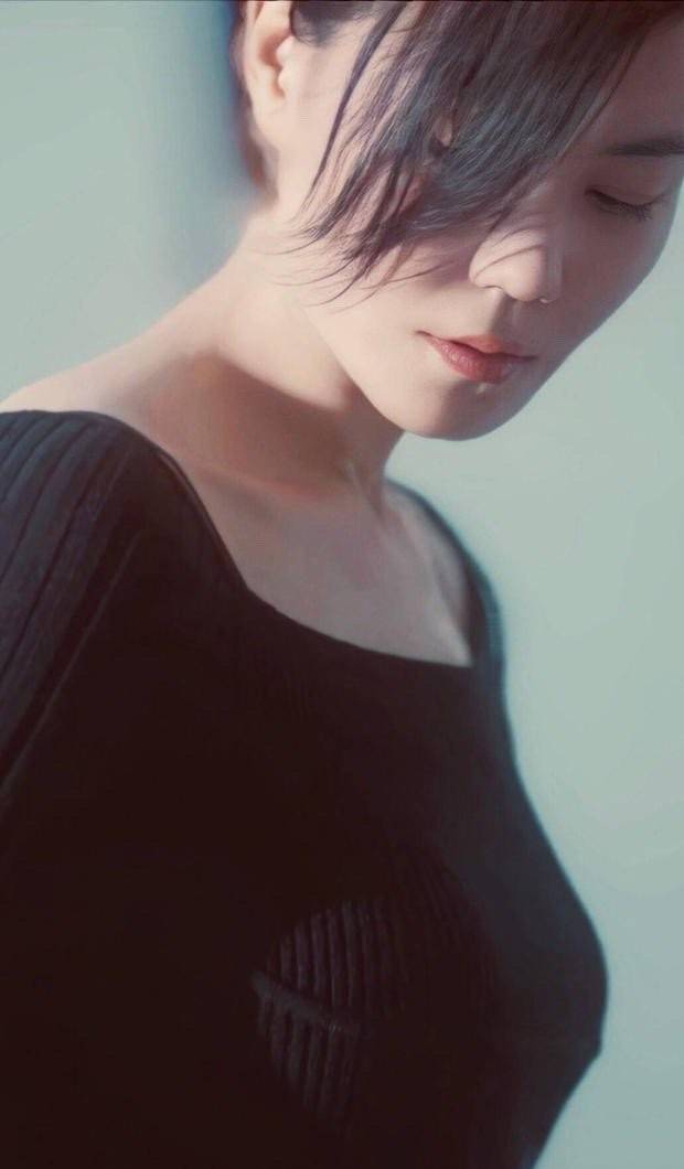 女王|王菲完美诠释“姐就是女王”，就算留短发，看着也挺优雅知性的