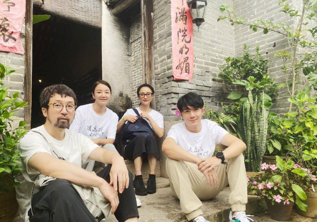 耳环|46岁周迅老了更惊艳，穿真丝衬衣美成“上海贵妇”，戴耳环显气质