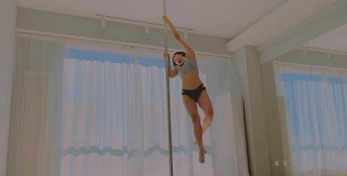 凹凸|赵奕欢这回豁出去了，宅在家穿背心短裤跳钢管舞，凹凸身材真勾人