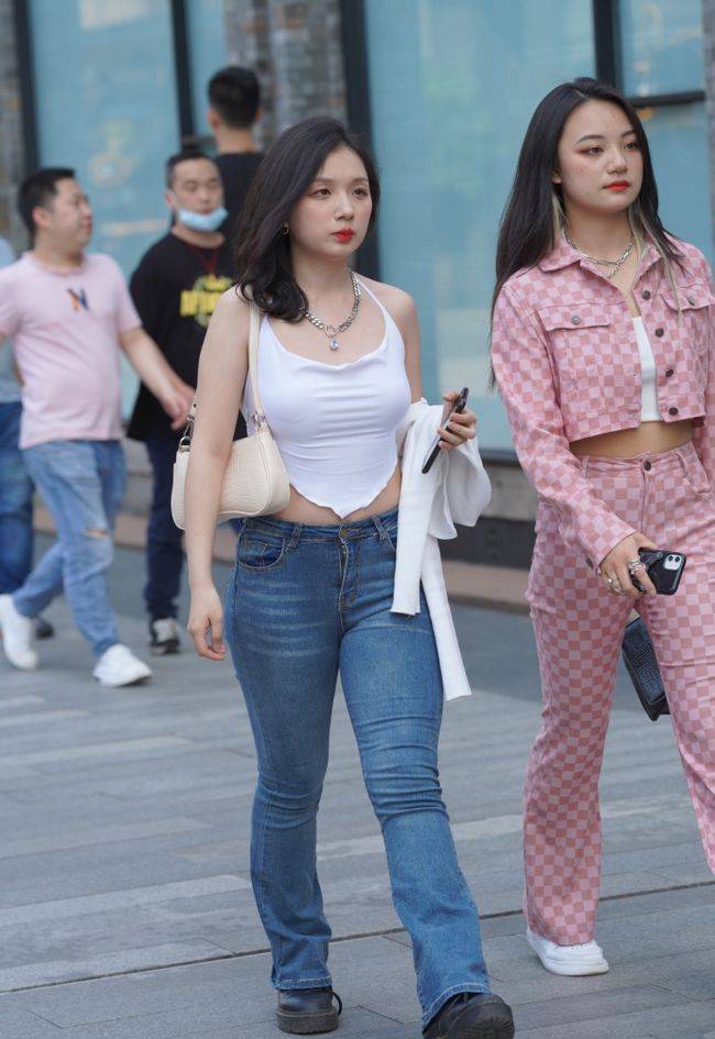 女士|吊带真的是爱美女士的“神器”,既能让造型好看,又清凉舒适!