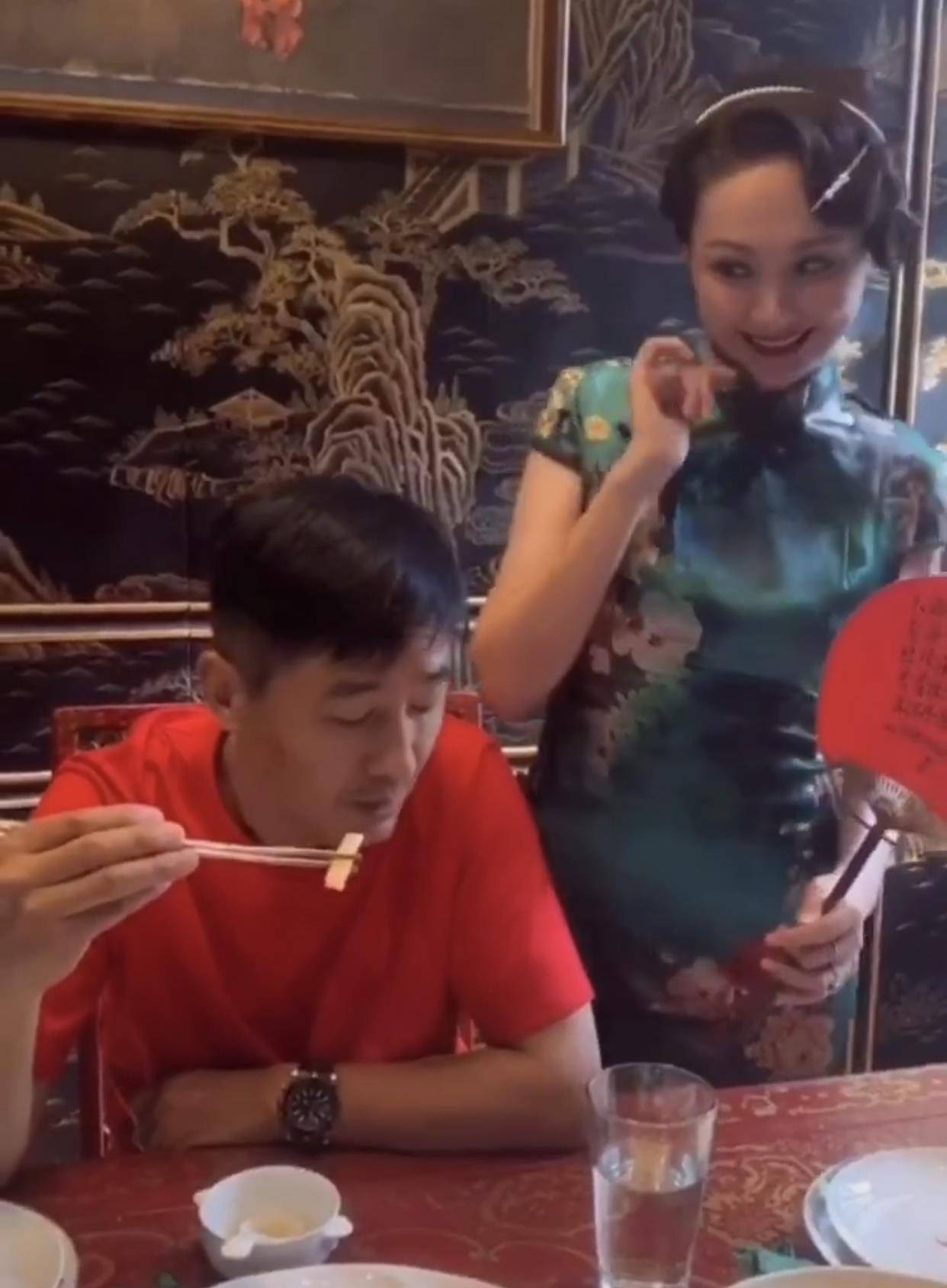 身材|43岁程莉莎美翻了，穿旗袍裙做老板娘看了舒服，直男老公无动于衷