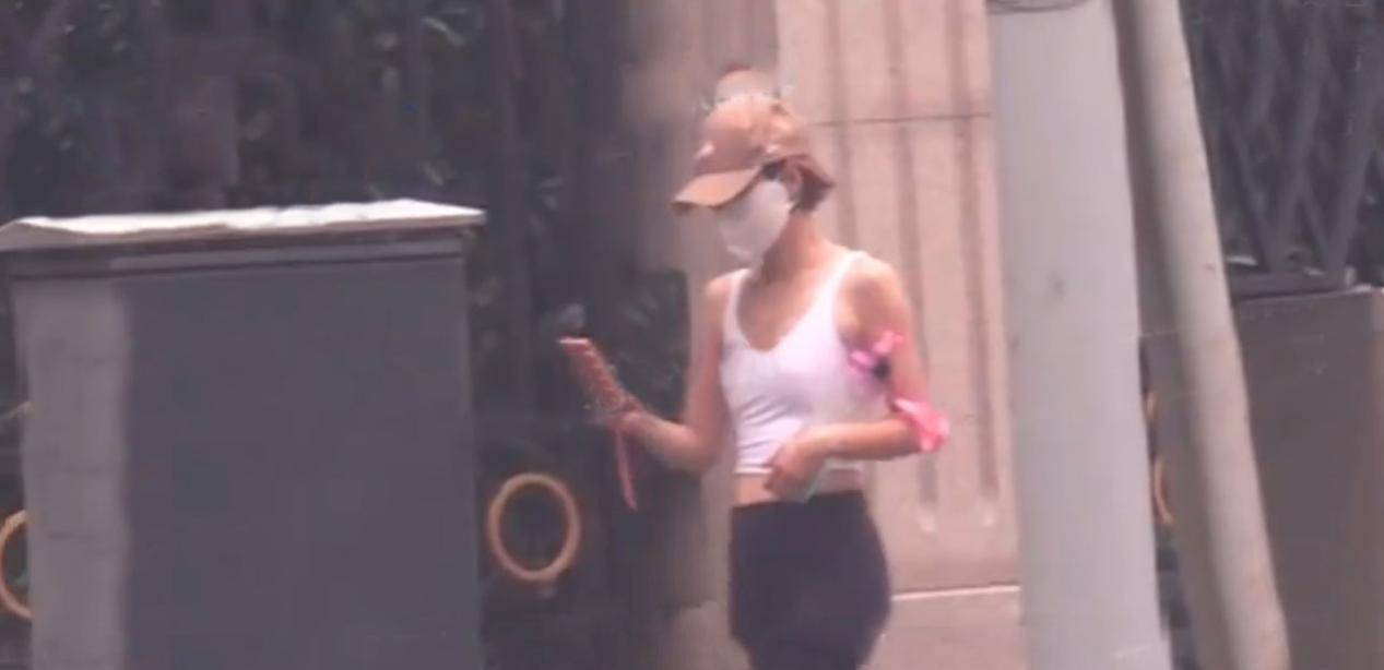 马伊琍|马伊琍罕见出街,穿运动背心肩窄背薄毫无赘肉,身材苗条哪像45岁