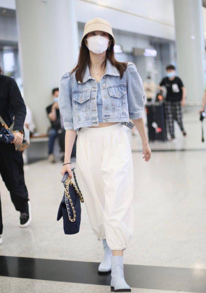 舞台|郁可唯“不红”真可惜，大冷天穿两秀脐装走机场，37岁马甲线太美
