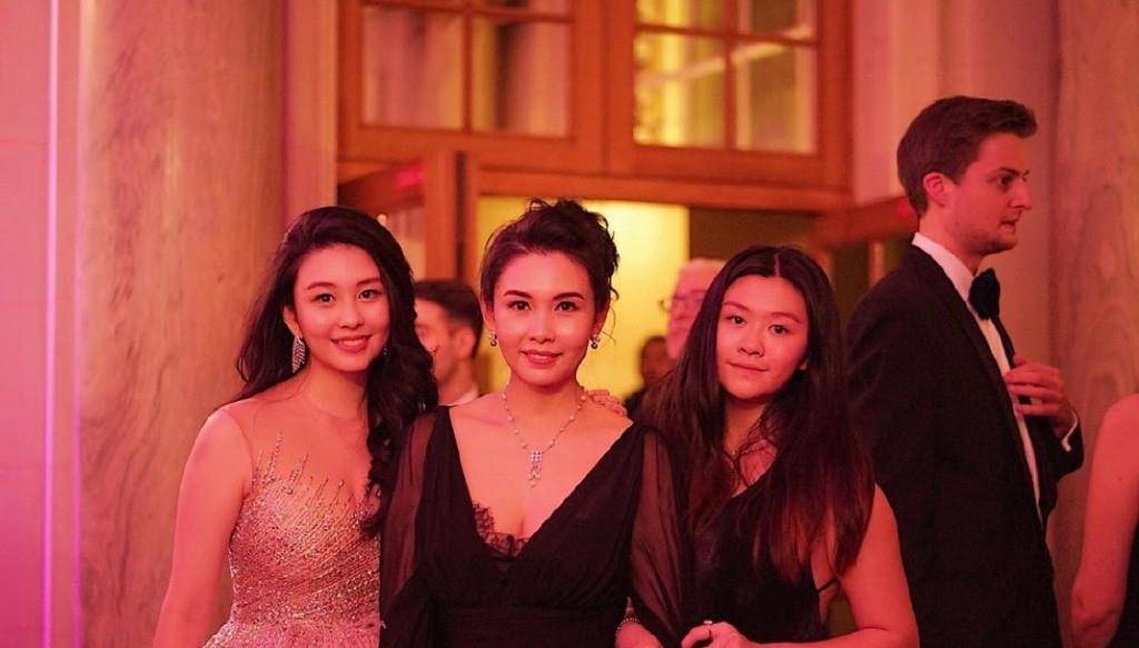 邱淑贞|邱淑贞女儿独自过圣诞，21岁穿吊带秀马蜂腰好知性，美成妈妈翻版