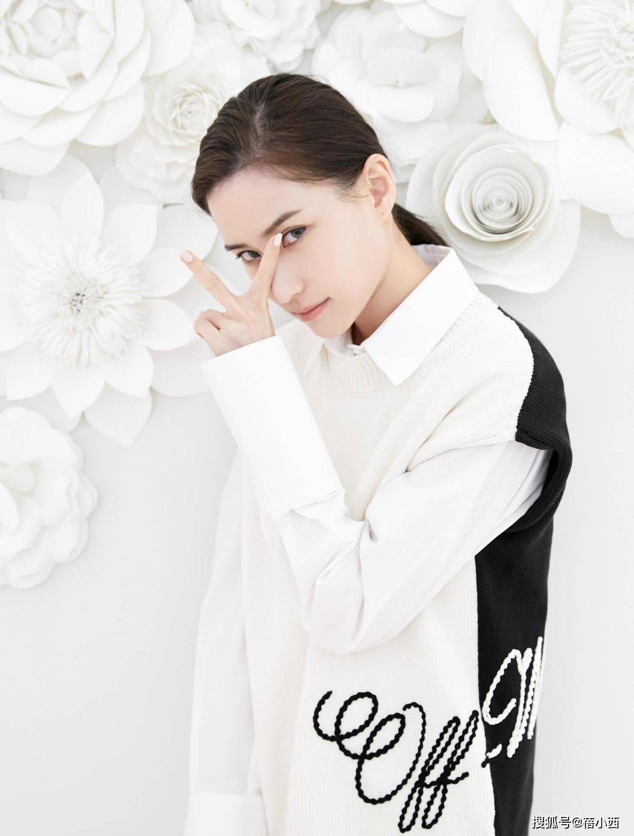 何超莲|何超莲身材这么有料？穿一字肩连衣裙，豪门出身却有“尤物气质”