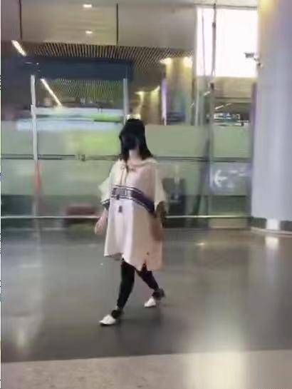 都是娜|谢娜生二胎后正式复工，张杰在家带三个孩子，给娃放漫画超有爱