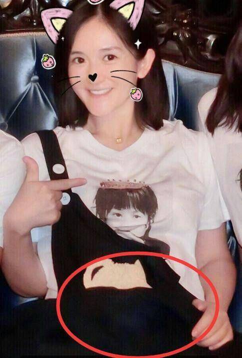 身材|谢娜产后首亮相，穿斗篷裙难掩“妈妈肚”，配小黑裤双腿依然纤细