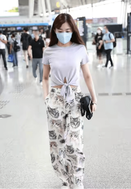 贵妇|豪门阔太李嘉欣，上穿抹胸上衣下穿花裤，贵妇秒变乡村企业家