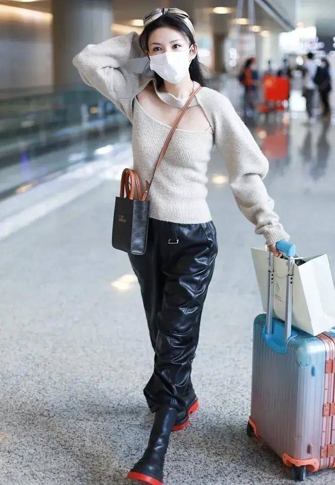 黑色|43岁黄奕走机场真洋气，穿镂空毛衣配黑色皮裤，苗条身段太出挑