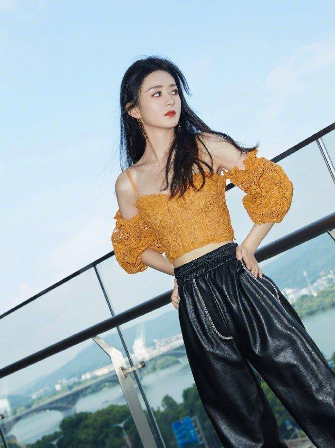 赵丽颖|赵丽颖《中餐厅》发布会真放得开，穿俏皮吊带，这直尺肩美得发光