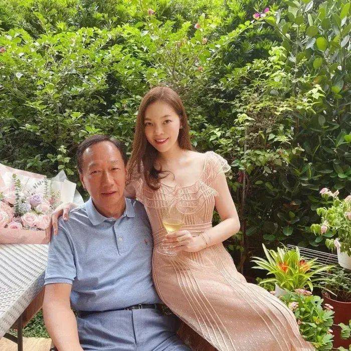 林心如|富士康老板娘参加阔太聚会，保养的好年轻气质，比林心如皱纹少!