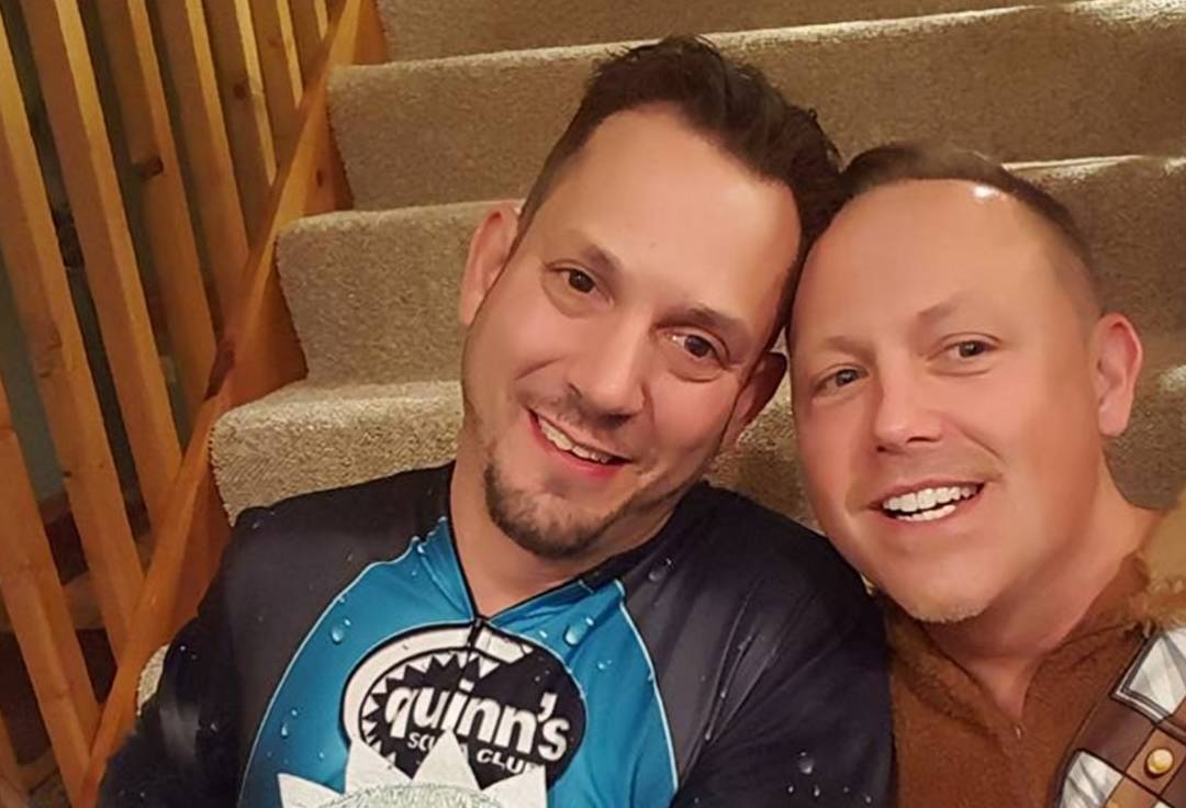 超有爱的同性夫妻 一口气领养6个兄弟姐妹 日子过成这样 史蒂夫