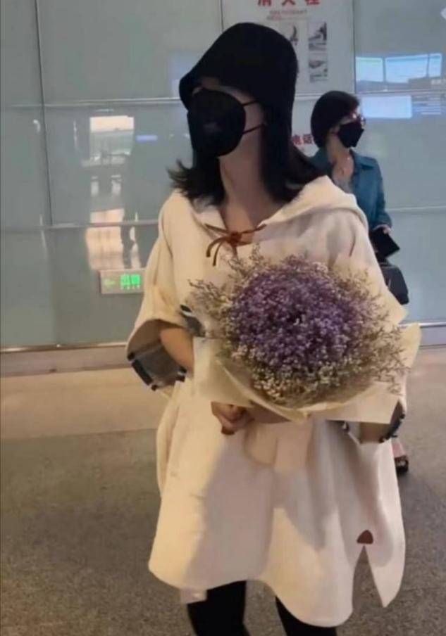 黑色|40岁谢娜疑生完二胎？衣着宽松难掩纤细身材，将和赵丽颖录节目