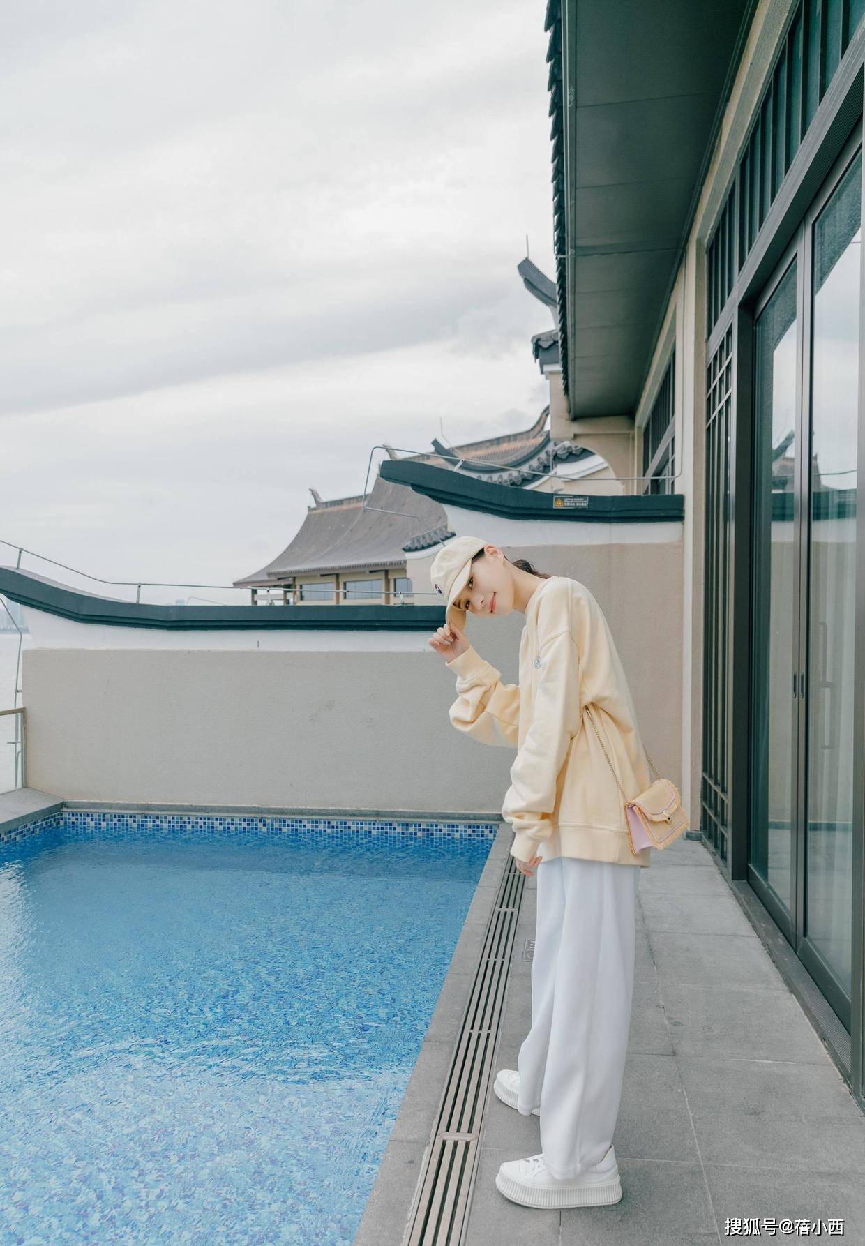 何超莲|何超莲身材这么有料？穿一字肩连衣裙，豪门出身却有“尤物气质”