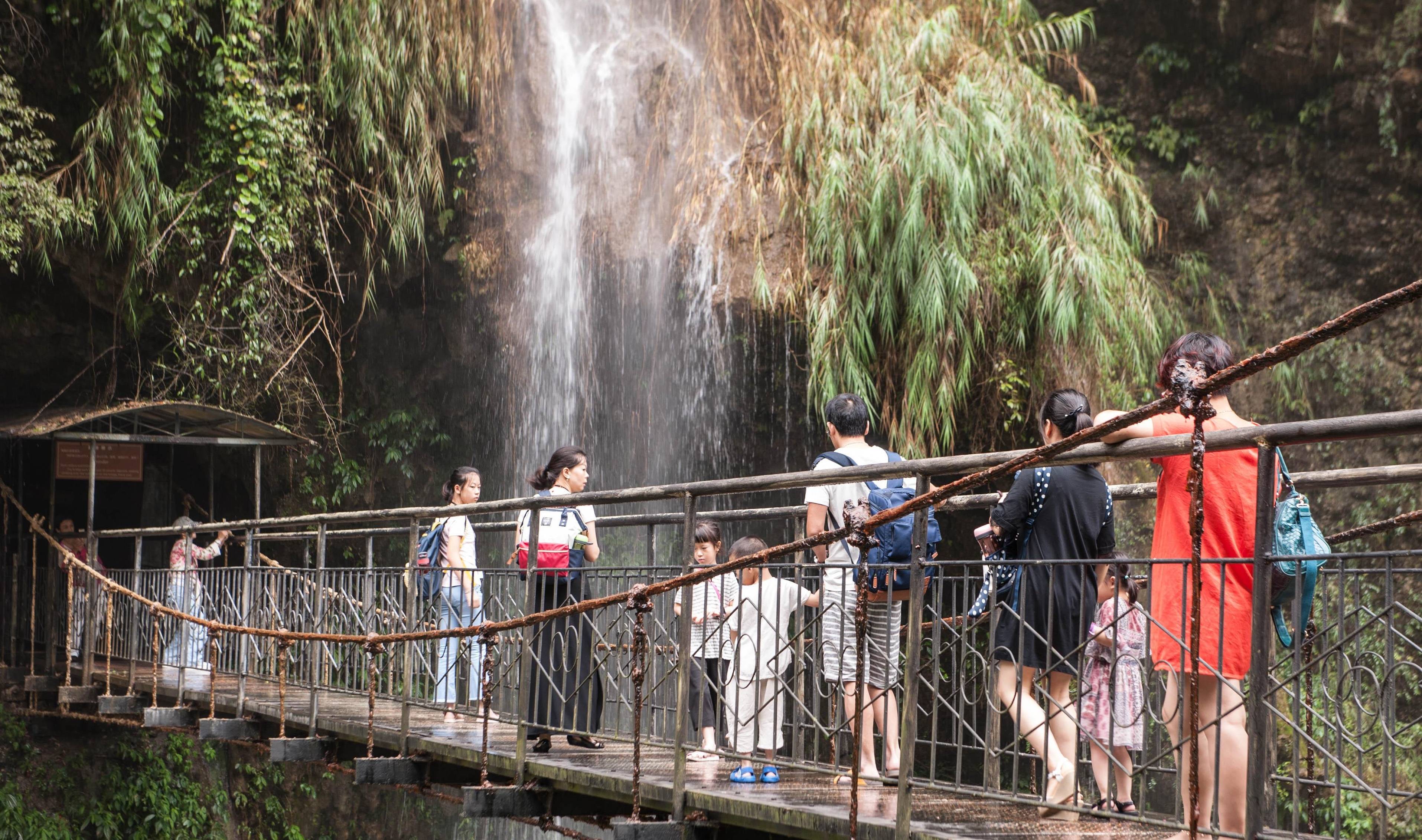贵州不仅有黄果树瀑布，这个峡谷的瀑布水雾弥漫，四处都像仙境！