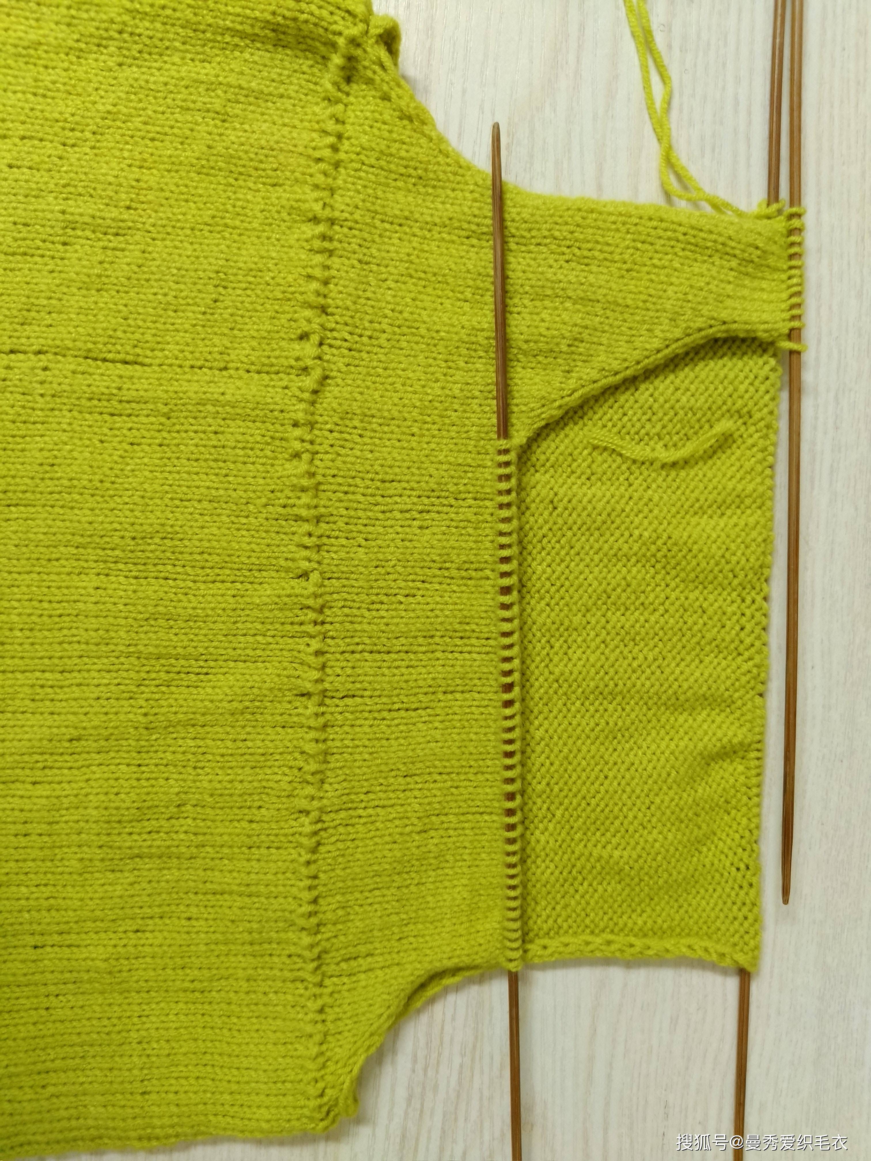 再织9cm收针;把两个袖子缝合后,利用剩线钩一个蝴蝶结做装饰,整件毛衣