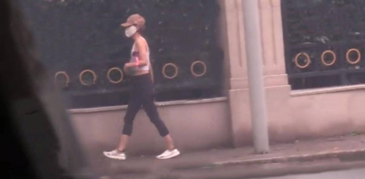 马伊琍|马伊琍罕见出街,穿运动背心肩窄背薄毫无赘肉,身材苗条哪像45岁