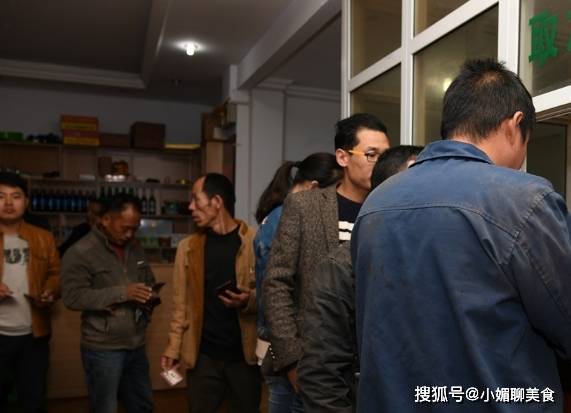 因为|母子二人开店卖“它”,早上6点就排起了长队,一天能卖400多碗!