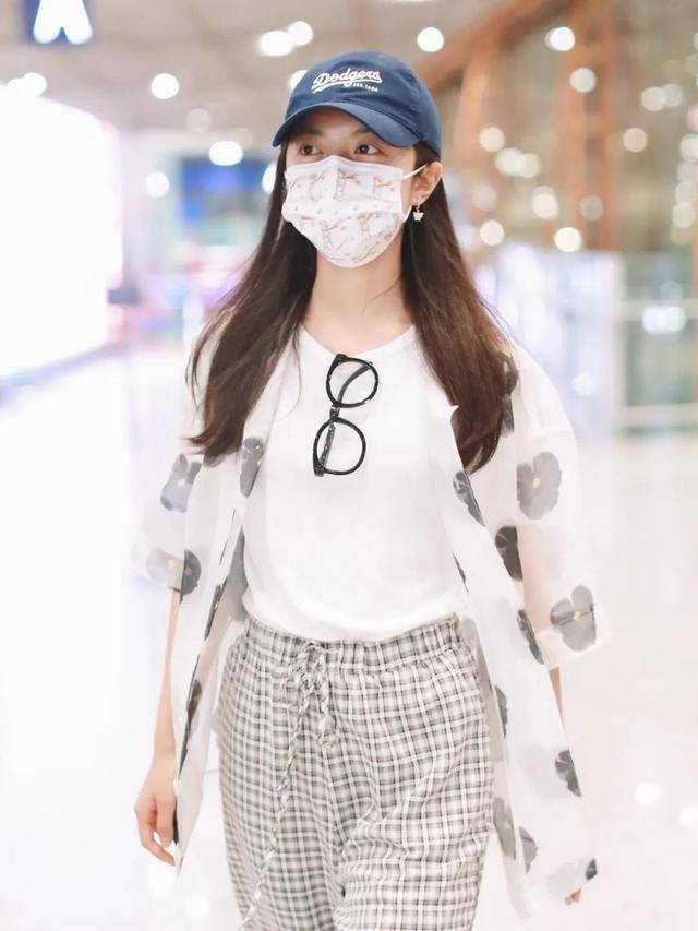 穿法|赵今麦看着挺低调，慵懒风穿搭随性又舒适，衣服价格才是亮点