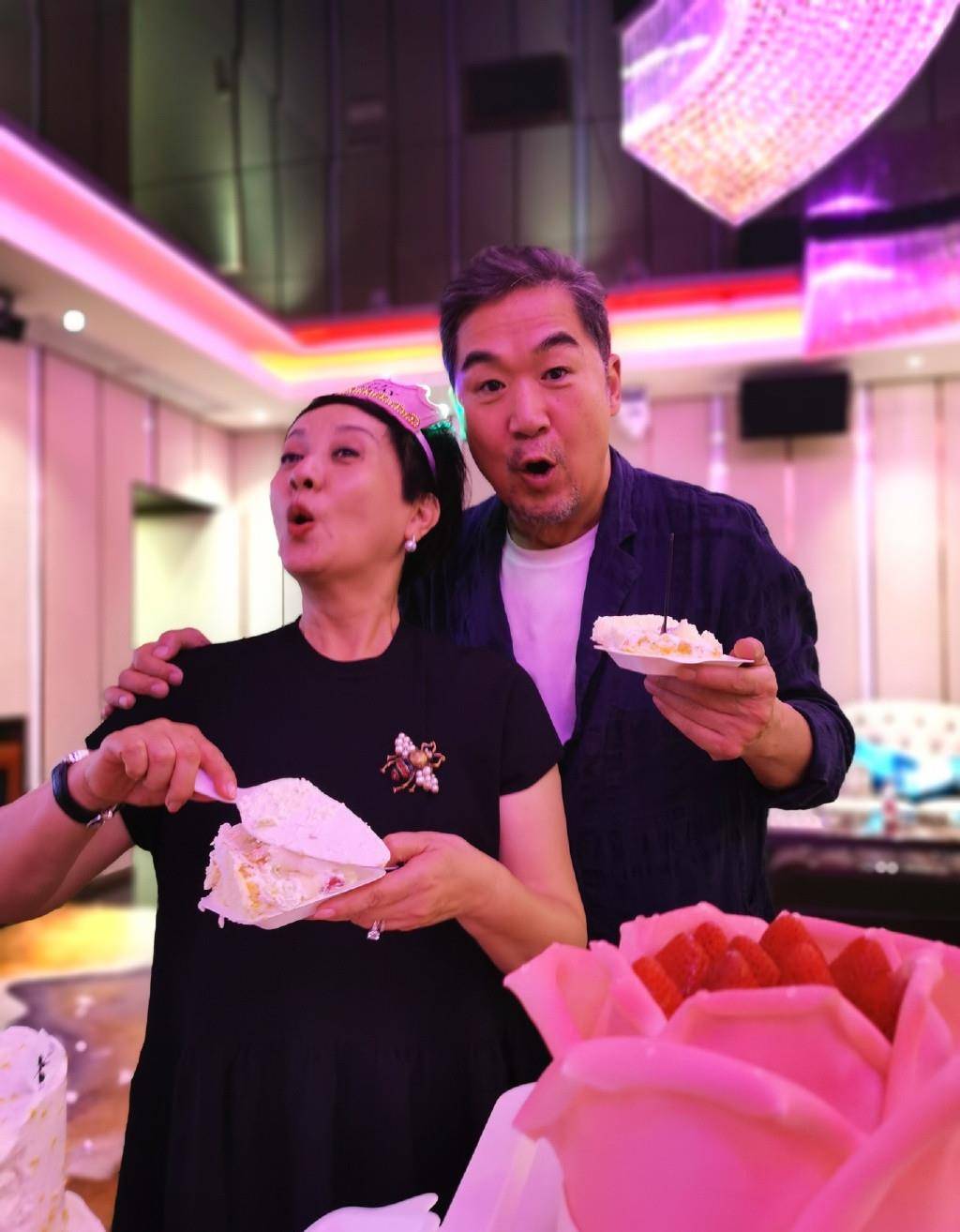 短裙|邓婕生日“好开放”，穿短裙扎蝴蝶结似少女，出道36年63岁像33岁