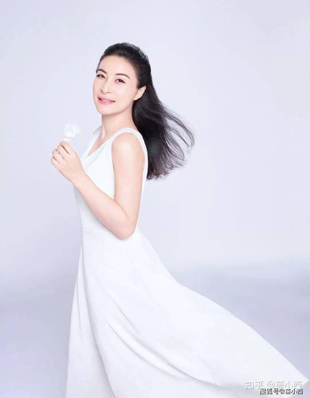 设计|有钱人穿衣更低调，郭晶晶穿印花衬衫配黑裤子，根本无需刻意装贵