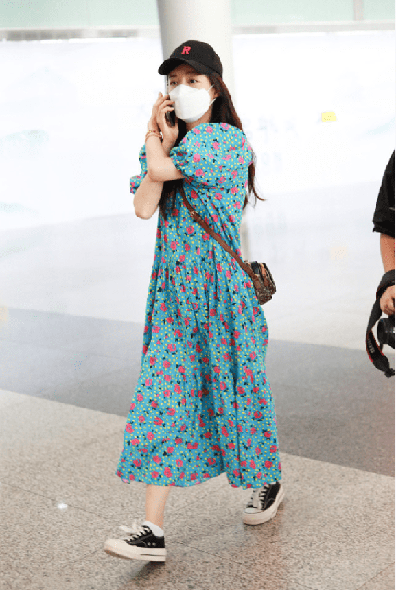 都能|张静初这裙子看着挺有年代感，花色略显土气，但她穿还挺可爱的