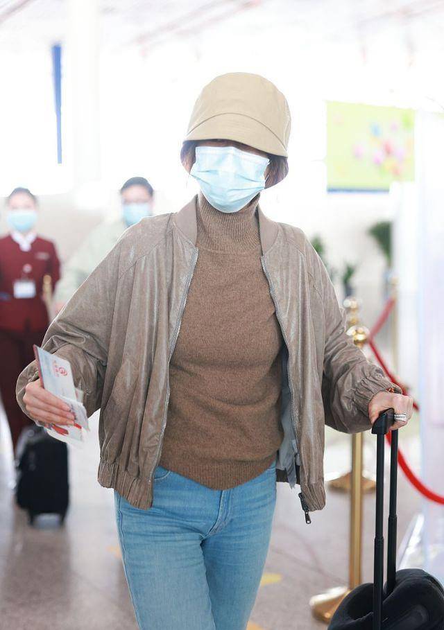 姐妹|海清真会穿，“上松下紧”显瘦又减龄，看到小肚腩终于信她44岁了