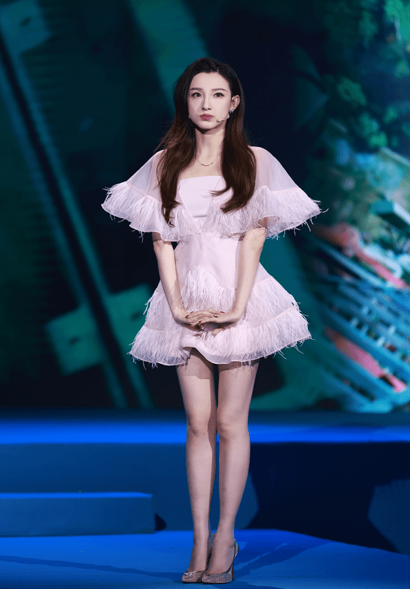 原创央视脸的门槛真挺高央视女主持人马凡舒出圈巴掌脸太精致