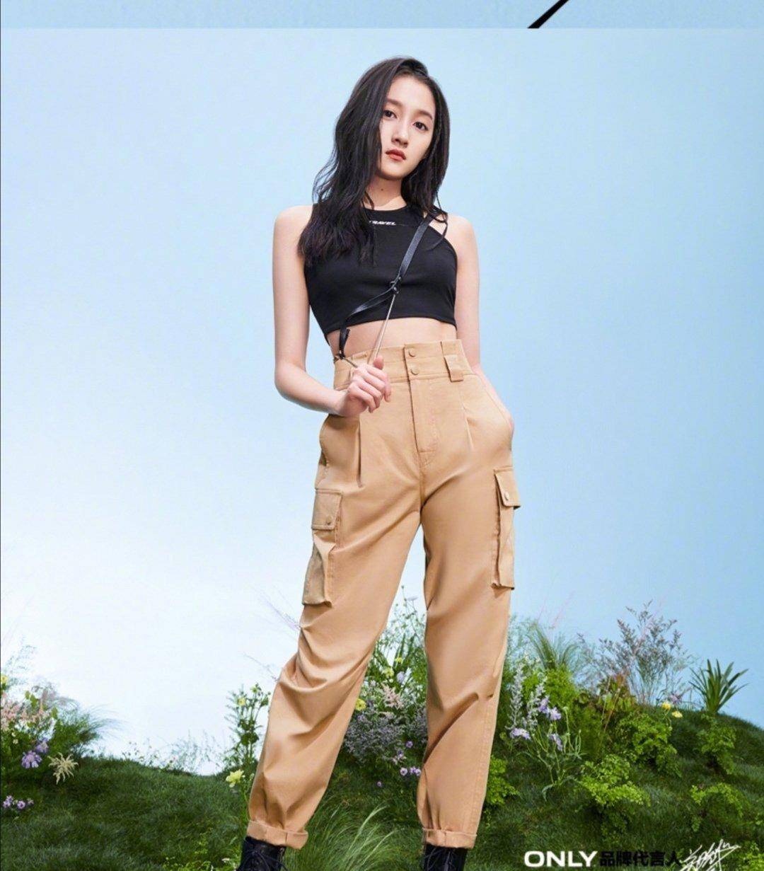 锁骨|关晓彤也迷上淡黄的长裙!修长小腿+美丽锁骨,好一幅夏日美景!